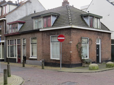 908564 Gezicht op de hoek van de Koekoekstraat en de Nieuwe Koekoekstraat te Utrecht, met op de hoek de woning Nieuwe ...